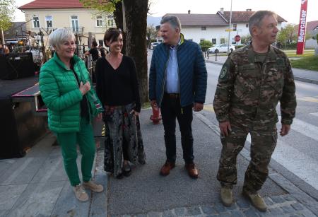 DVE UNIFORMI ENA PESEM 04 FOTO LJUBO VUKELIČ